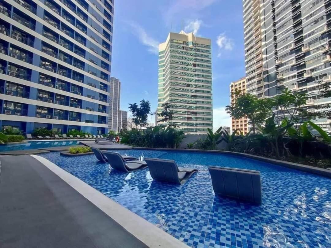 In Bel- Air Arthur's At Air Res Skyline View Apartment Manila
